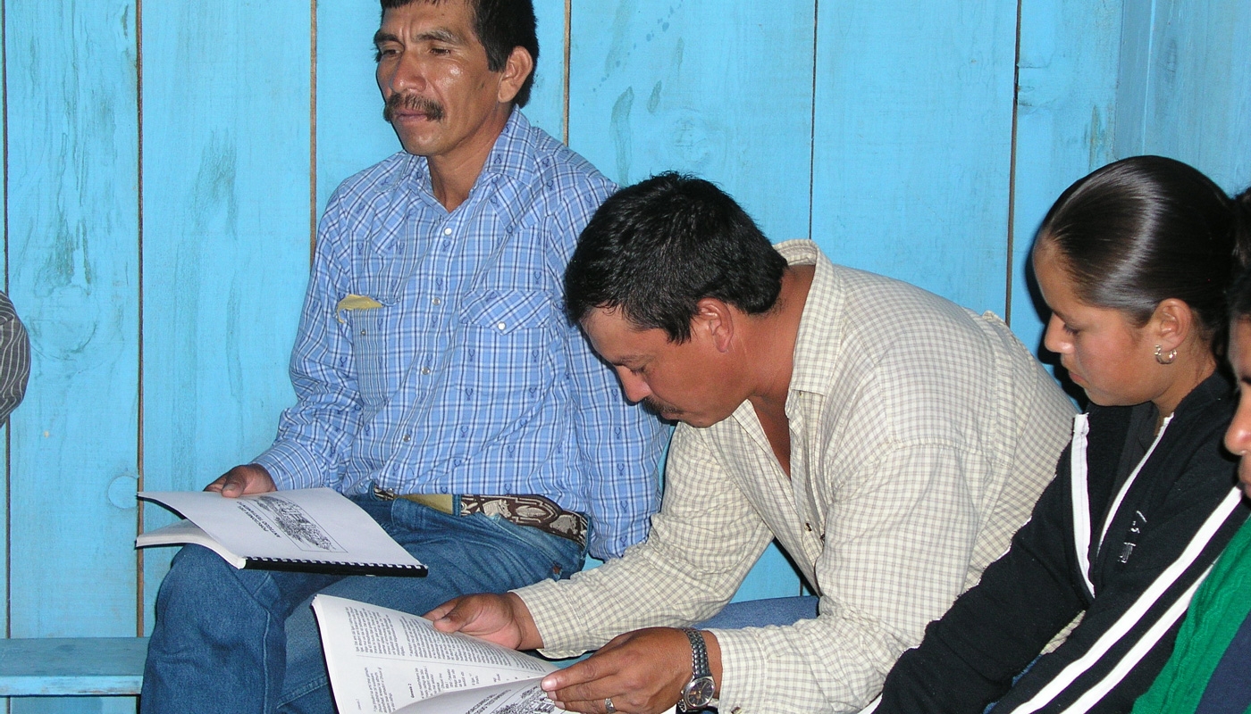 Tepehuan believers read scripture