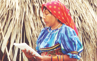 Kuna woman reading