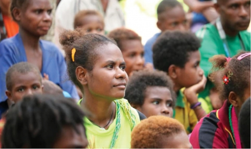 pre-COVID photo of Papua New Guinea people gathered to hear Bible teaching