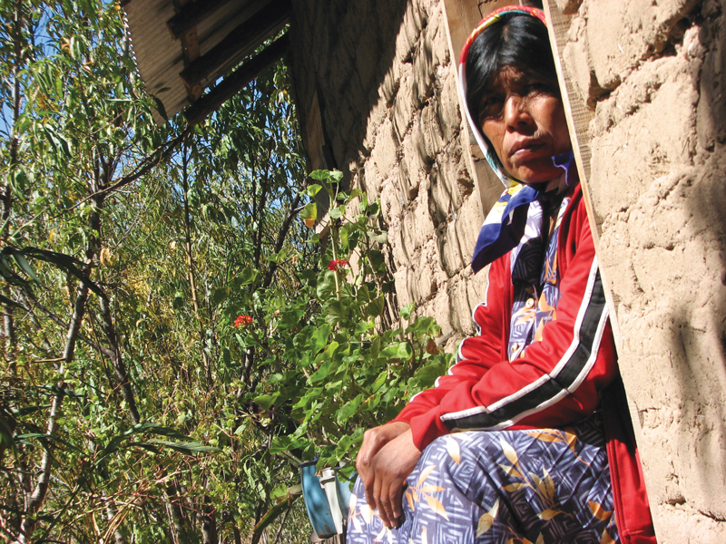 Tepehuan woman sitting in a door-frame