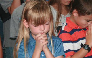 kids praying