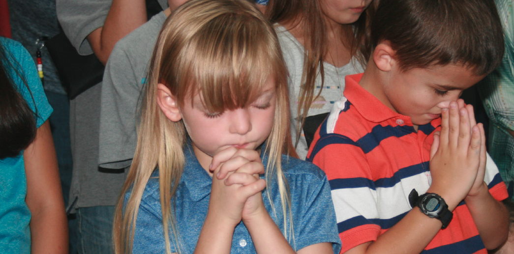 kids praying