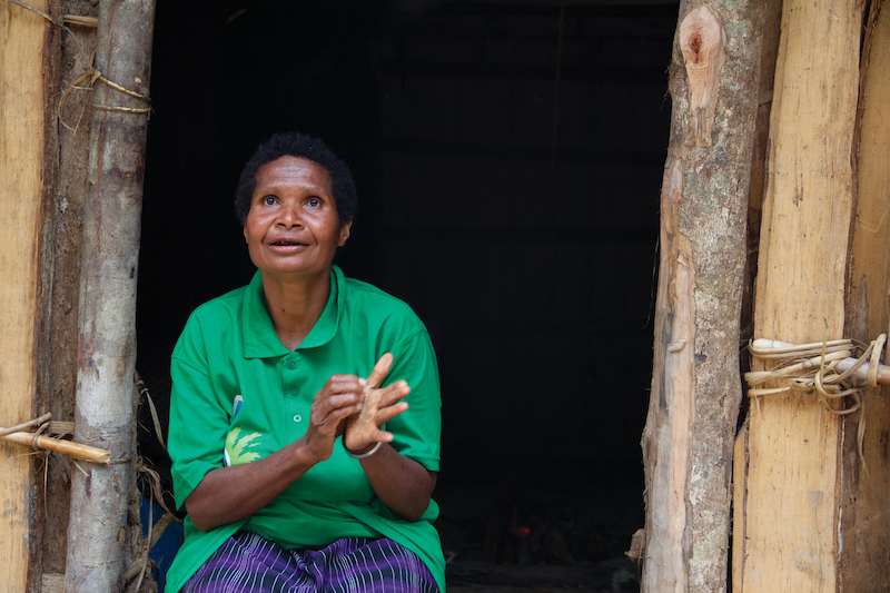 Hewa woman counting